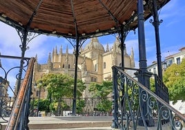 Templete de la plaza Mayor de Segovia, con la catedral al fondo