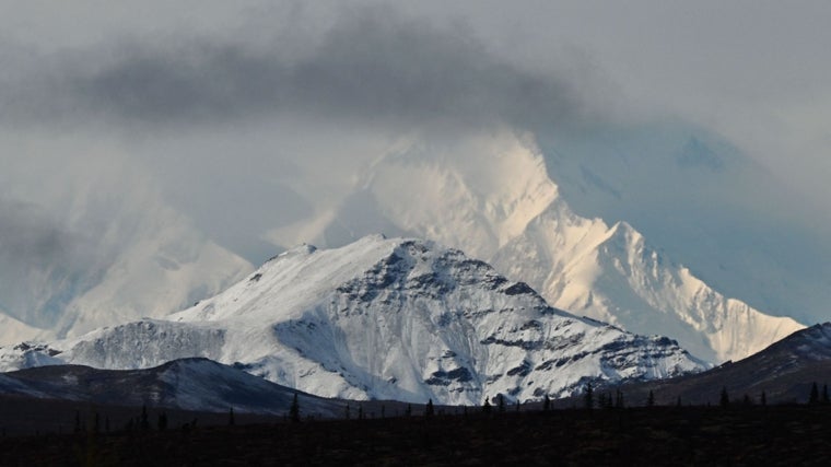 428 / 5.000 Las nubes oscurecen parcialmente el pico de Denali, visto desde el interior del Parque Nacional Denali
