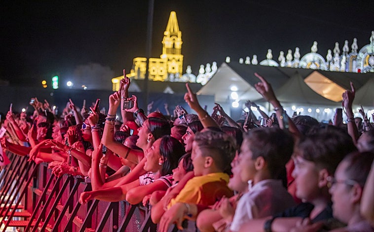 Imagen principal - En la foto superior, la música y la noche en uno de los festivales que llenan la agenda cultural del año. Junto a estas líneas, el Barrio Reina Victoria, también conocido como Barrio Obrero, y la pasarela de la Playa del Espigón.