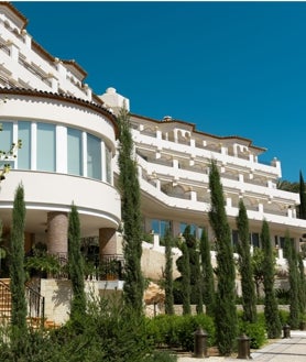 Imagen secundaria 2 - Fairmont Hacienda Costa del Sol, render de una habitación de Cristine Bedfor Sevilla y fachada del ZEM Altea.