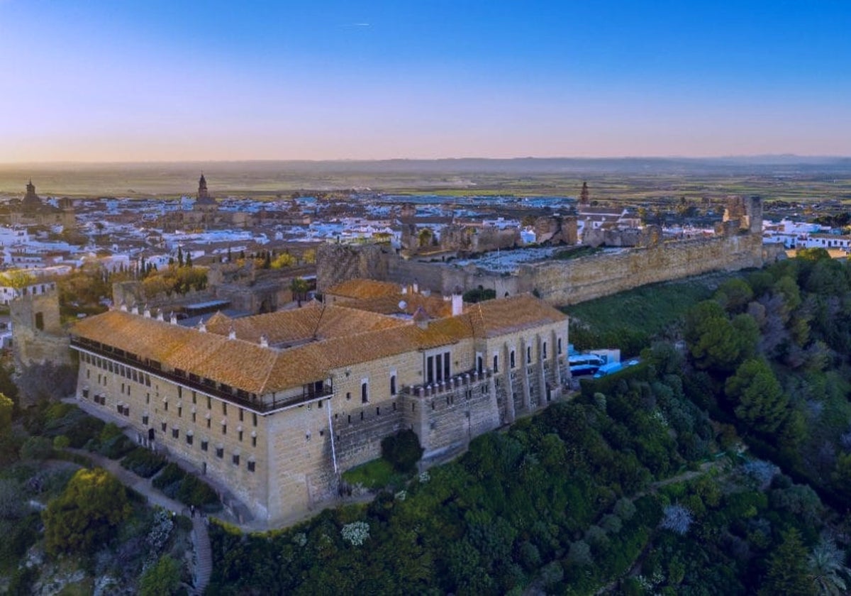 Vista aérea de Carmona con parte de sus monumentos y espacios verdes