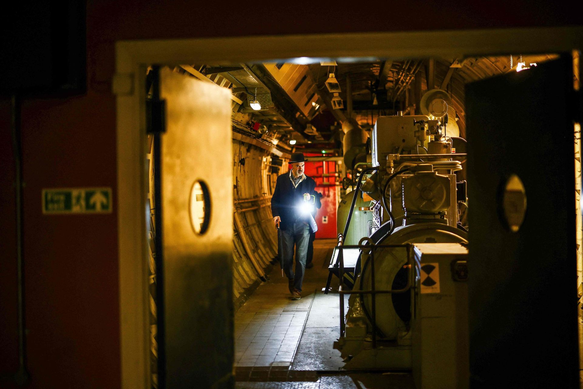 De las paredes cuelgan cables, donde se encuentran diales, interruptores y palancas. También hay restos de un bar y comedor para el personal de las 200 personas que trabajaban en los túneles en los años 50 y 60, cuando servía como central telefónica