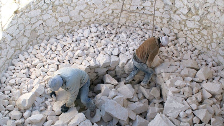 Dos caleros trabajando en un horno