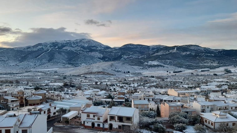 El pueblo de Laujar tras una nevada en invierno
