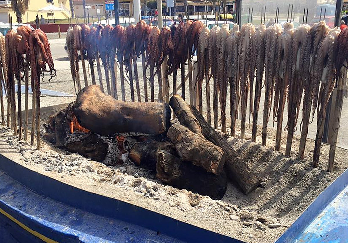 Espetos de pulpo en el restaurante el Peñón en Salobreña