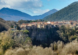 El curioso pueblo medieval que asoma a un precipicio de 50 metros de altura