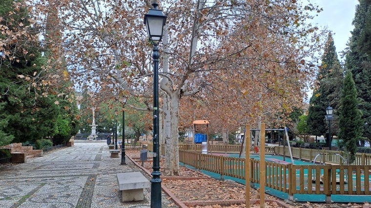 El parque infantil se llena de niños del barrio todas las tardes