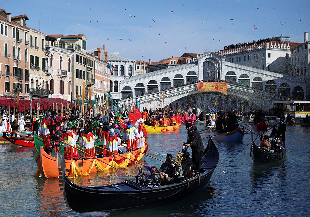 Cientos de turistas se agolpan en el Puente Rialto de Venecia para ver el desfile del carnaval