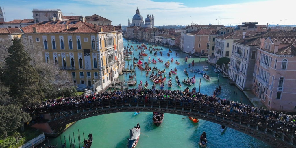 Hordas de turistas acaban con el espíritu del Carnaval de Venecia