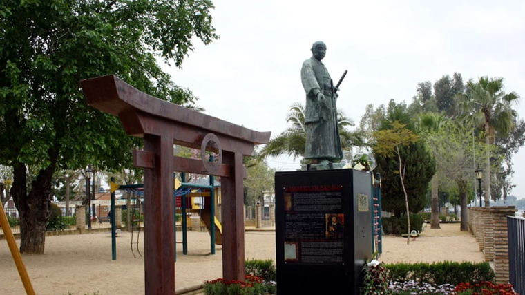 Bucear en su relación con Japón es un aliciente para visitar Coria del Río