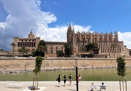 Imagen del Palacio Real de la Almudaina y de la catedral de Palma de Mallorca