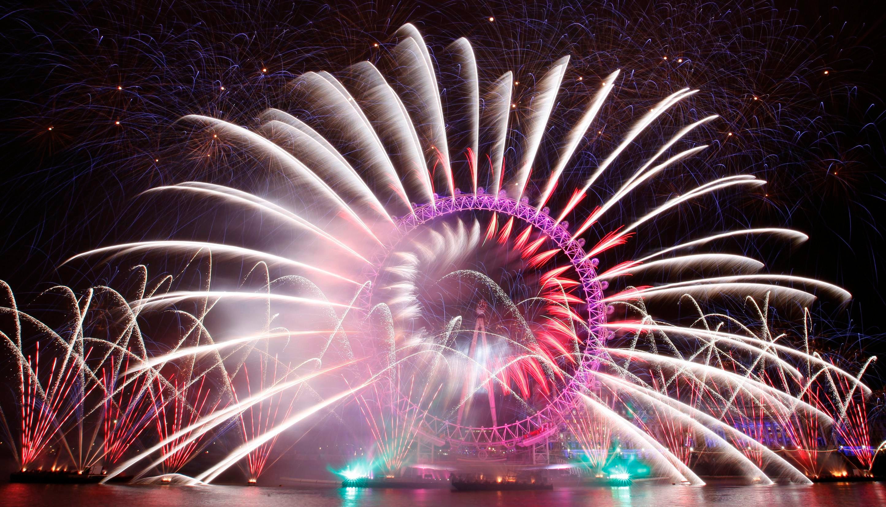 El London Eye es protagonista siempre en fin de año. En esta imagen, fuegos artificiales explotan alrededor de la gran noria durante las celebraciones de Año Nuevo 1 de enero de 2012