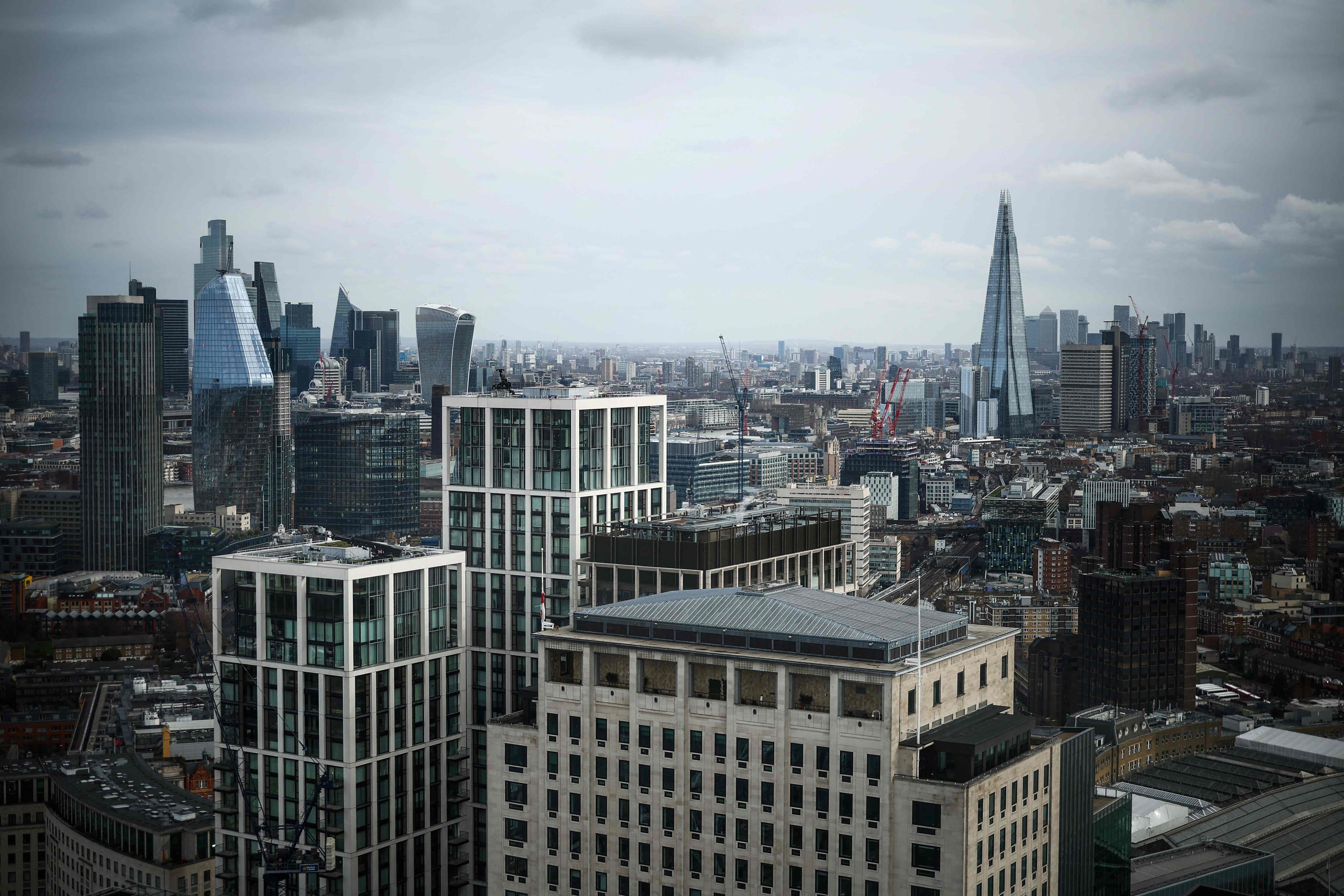 Vista aérea del distrito financiero de la ciudad con el rascacielos The Shard como telón de fondo, tomada desde el interior de una cabina del London Eye.