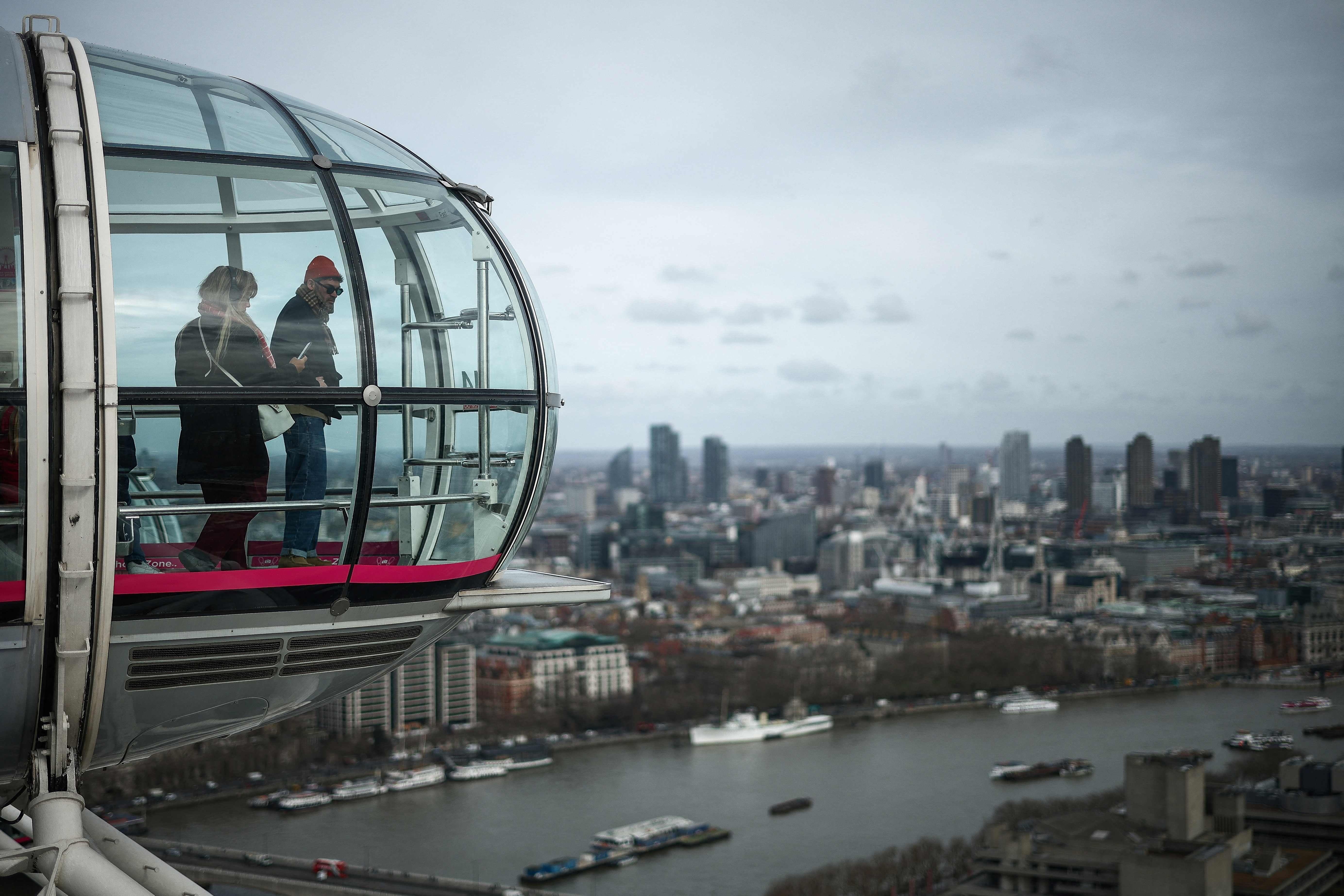 La noria tiene 32 cabinas, cada una de las cuales representa uno de los distritos de la ciudad de Londres y con capacidad para albergar hasta 25 personas.