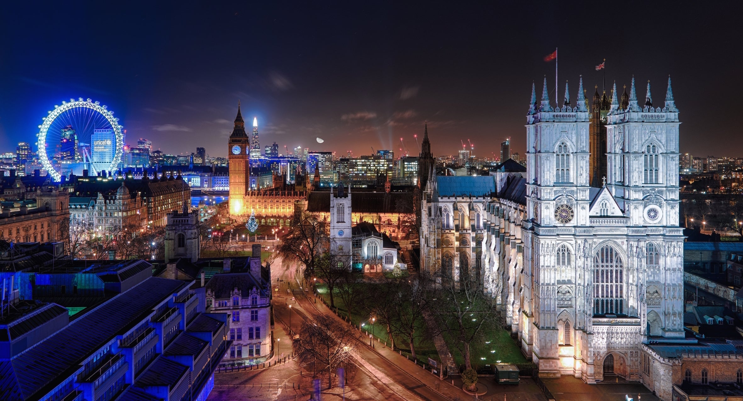 Londres con el Big Ben y el London Eye desde el Central Hall de Westminster, el mayor centro de eventos de la ciudad. La gran noria de 135 metros de altura  fue instalada desde el año 2000 a orillas del Támesis, en el sur de la ciudad.