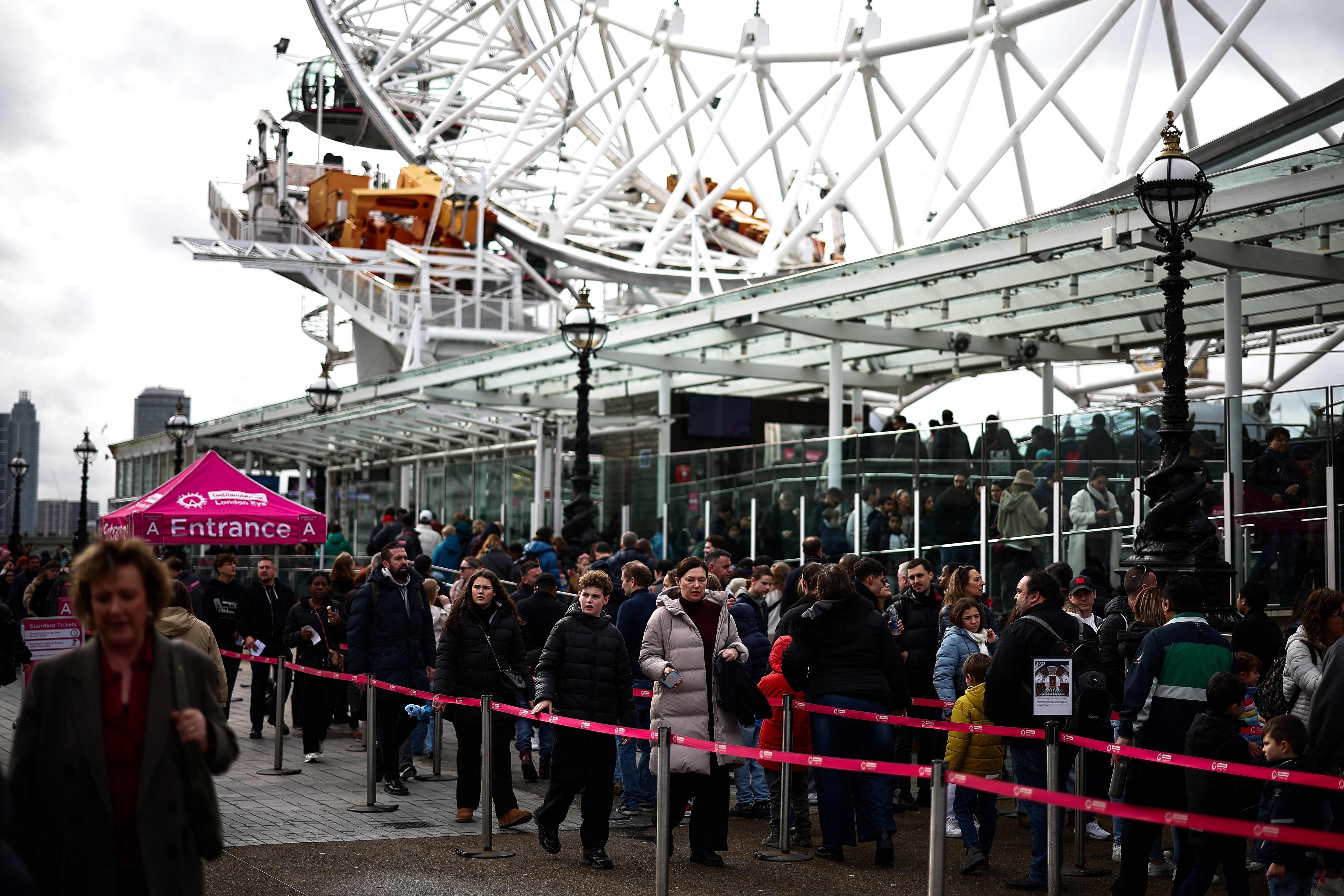 La gente hace cola en el London Eye,  el 25 de febrero de 2025. No hay turista que no se sorprenda con sus impresionantes vistas.