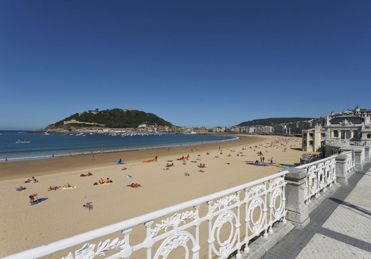 Playa de la Concha en San Sebastián donde puede verse su barandilla