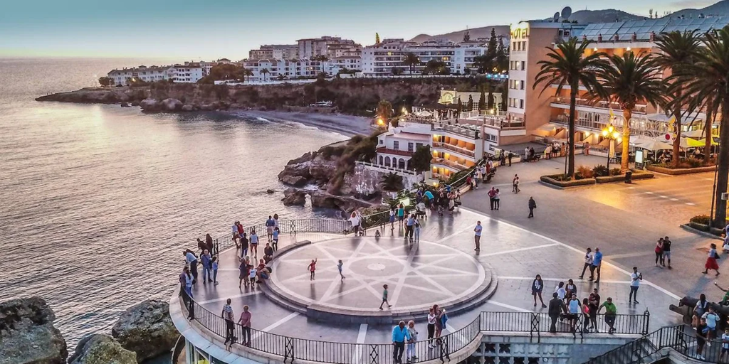 Ni Benidorm ni Mallorca: esta es la playa de Andalucía que la prensa británica recomienda