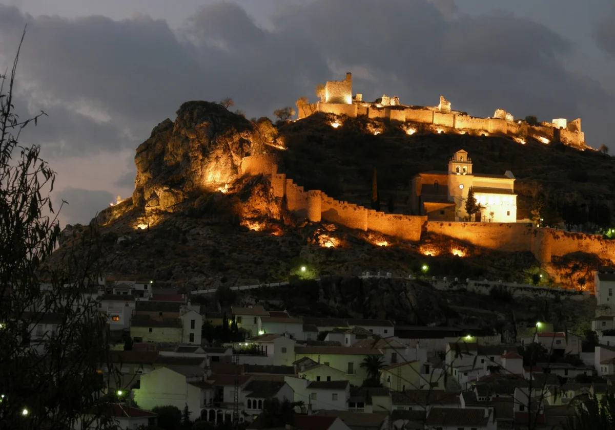 El castillo corona una loma en lo más alto del pueblo, a mil metros de altitud