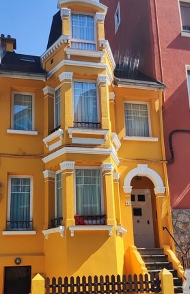 Imagen secundaria 2 - Cada fachada viste de una manera: amarillo, azul, rosa, verde... Otras, sin embargo, no han sido rehabilitadas