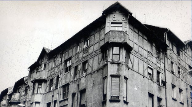 Imagen antes - En la esquina de la Avenida Kirikiño con de Vergara, el mismo edificio en su origen y en la actualidad. En la fachada se conserva el año del origen de estas viviendas