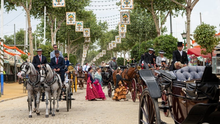 Imagen del paseo de caballos por el Real de la Feria de Sevilla