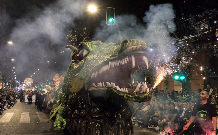 Imagen principal - Gran desfile del Entierro de la Sardina de Murcia