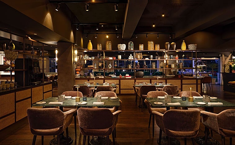 Imagen principal - El restaurante de Boho Club, a cargo del chef Diego del Río; la entrada a su spa y una imagen de su bar en la terraza, Bohis.