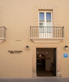 Imagen secundaria 2 - Casa Pizarro conserva la estructura original del edificio, como la escalera central o la puerta de entrada, que conviven con todas las comodidades actuales.