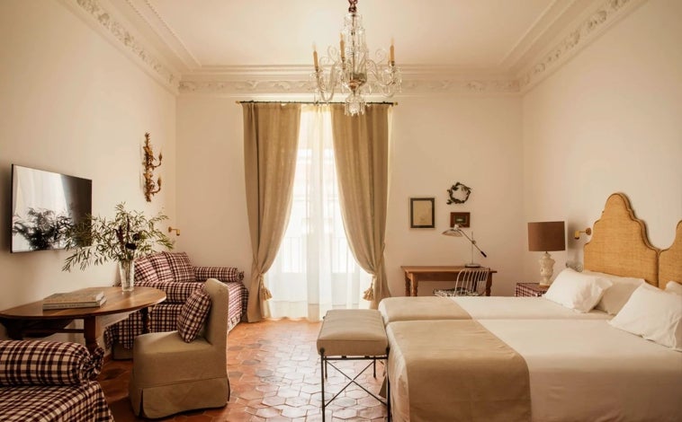 Imagen principal - Cada una ha sido diseñada de forma diferente, y decorada con textiles en tonos neutros y lámparas de anticuarios.