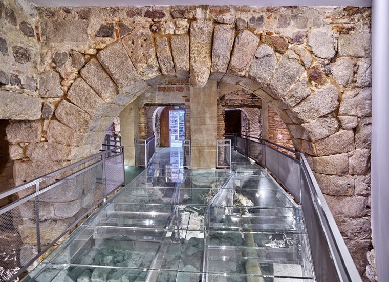 Arco visigodo y restos arqueológicos excavados en los sótanos del edificio