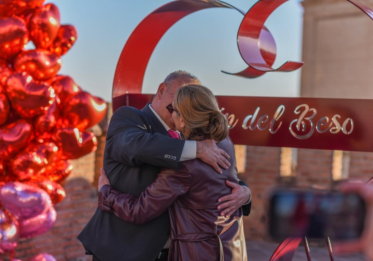 Dos personas se besan en el rincón del beso de Vélez-Málaga