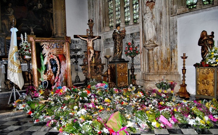 Imagen principal - Ofrenda de flores a la Virgen (arriba); cientos de peregrinos en la Basílica de Guadalupe (abajo izquierda) y la Virgen negra de Guadalupe (abajo derecha)