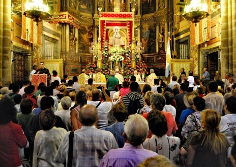 Imagen secundaria 1 - Ofrenda de flores a la Virgen (arriba); cientos de peregrinos en la Basílica de Guadalupe (abajo izquierda) y la Virgen negra de Guadalupe (abajo derecha)