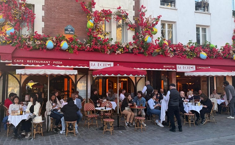 Hauptbild – Das Viertel Montmartre mit seinen Terrassen, dem Place des Pinteaux und der Basilika Sacré-Cœur