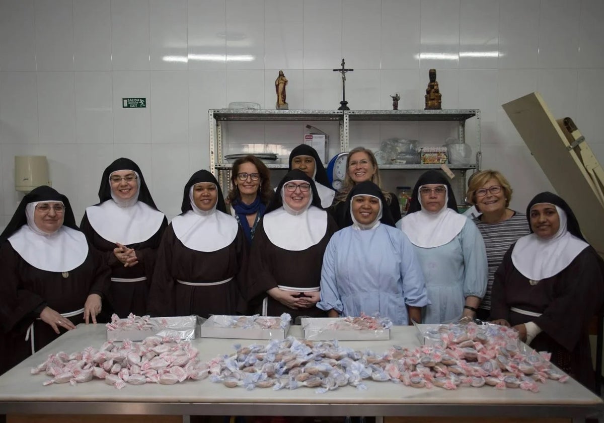 Monjas del Convento de Santa Clara de Jesús que elaboran los típicos dulces navideños en Estepa