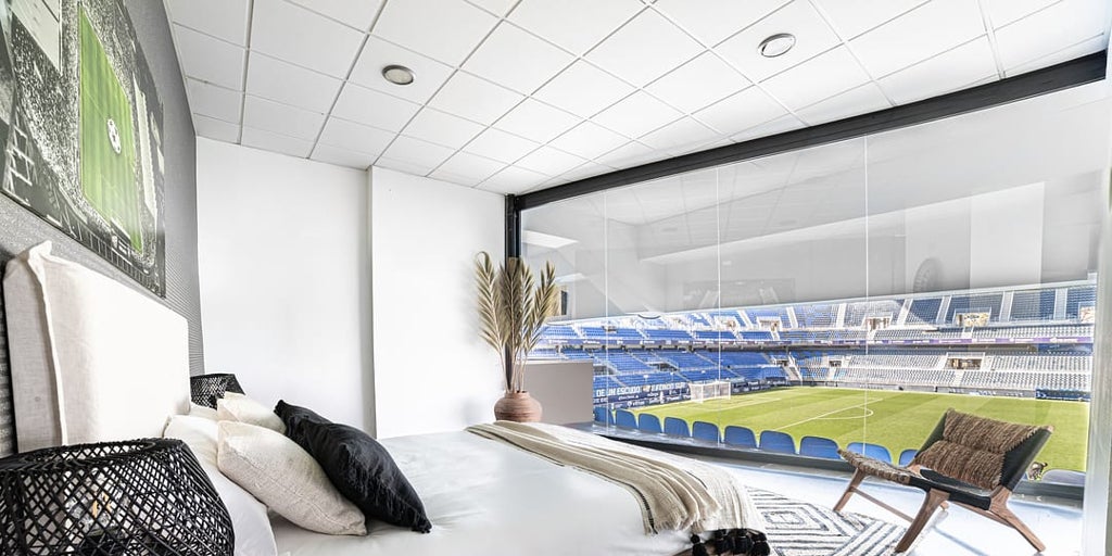 Dormir con vistas al campo de fútbol del Málaga FC: esto es lo que vale una noche en la Rosaleda