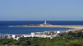 Ni Vejer ni Conil: este pueblo blanco de Cádiz tiene acantilados, atunes y callejuelas con historia
