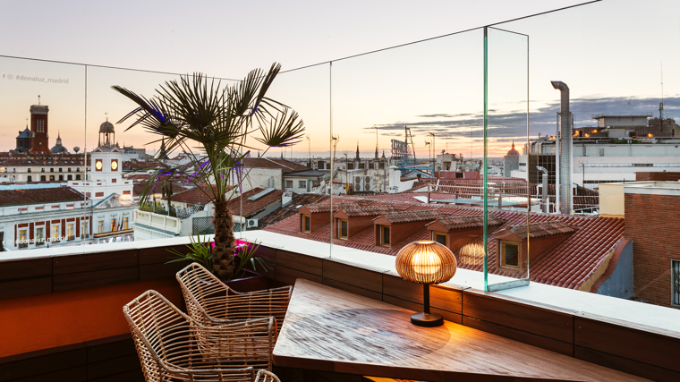 Imagen de la terraza de Doñaluz y sus vistas a la Puerta del sol