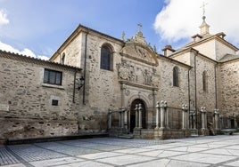 La basílica que acoge los restos de Santa Teresa de Jesús al detalle