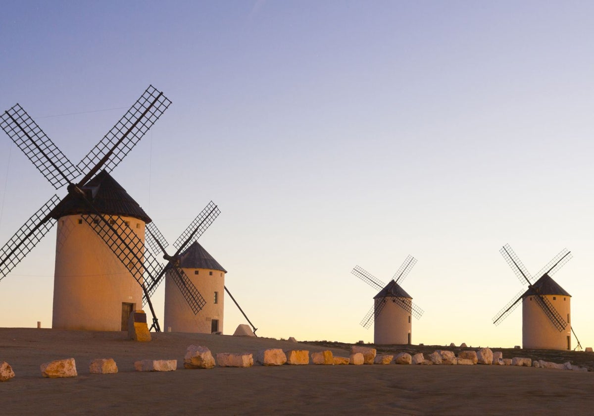 Vuelve el Tren de los Molinos: descubre los molinos de viento de Campo de Criptana, la Tierra de Gigantes