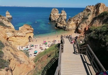 La playa paradisíaca de Portugal a la que puedes viajar en coche desde Sevilla y está considerada una joya natural
