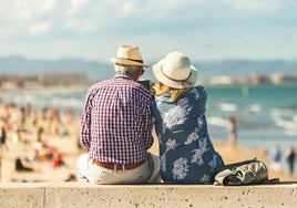 Imagen de archivo de una pareja de pensionistas durante unas vacaciones en la playa