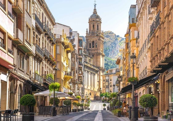 Una de las calles más bonitas de España está en la provincia más olvidada: mide 200 metros y tiene vistas a la catedral