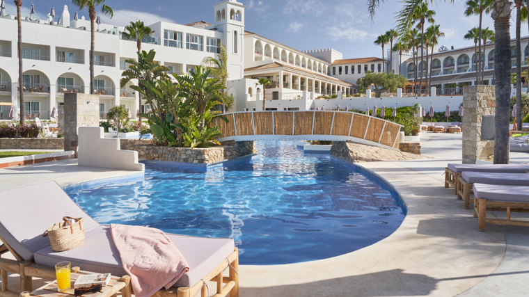 Imagen de la piscina exterior del Daia Slow Beach Hotel Conil