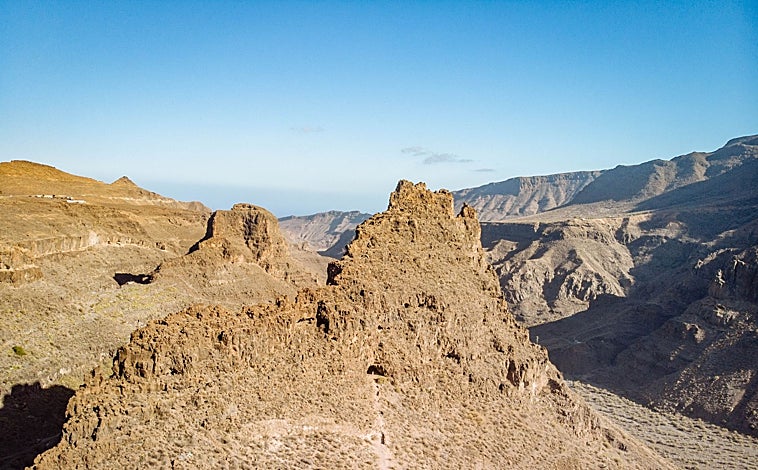 Imagen principal - Yacimiento Arqueológico La Fortaleza, Bodega Las Tirajanas y Mindfulness Canarias Compassion Academy