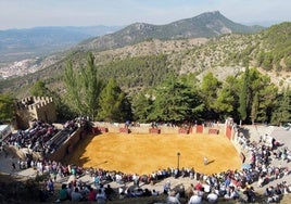 Cuadradas o en medio del pueblo: las plazas de toros más raras de España están en Andalucía