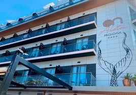 El hotel lujoso enclavado en una montaña de Granada: piscina infinita con vistas al mar y cuatro estrellas
