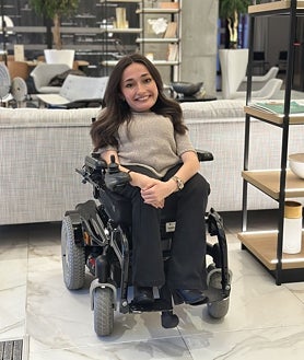 Imagen secundaria 2 - Entrada del Hotel Ilunion San Mamés de Bilbao (arriba); Viñedo de Bilbao, pues la ciudad es reconocida  también por su vino característico: el Txakoli (abajo izquierda); y Nerea Goikoetxea, responsable financiera de ILUNION Bilbao e ILUNION Romareda