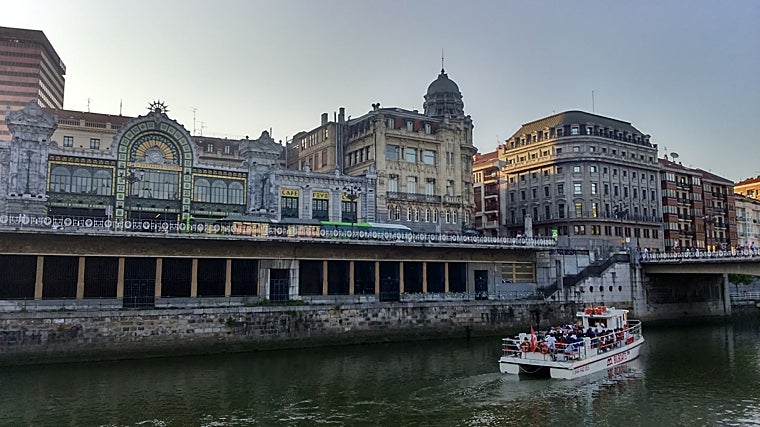 Un paseo en barco es imprescindible para conocer la historia de Bilbao a través de su ría
